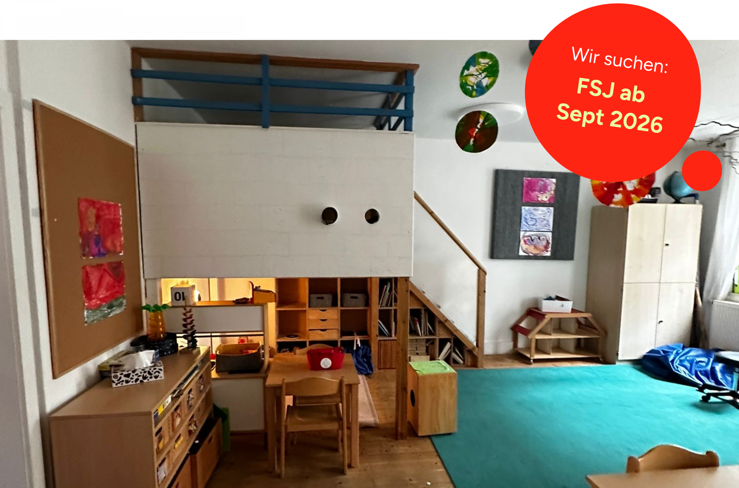 Stellenausschreibung FSJ: Kindergartenraum mit bunten Spielsachen und rotem Hinweis-Ballon 'Wir suchen: FSJ ab Sept 2026'